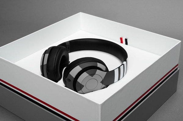 Beats by Dr.Dre x Thom Browne 聯(lián)名耳機(jī)，僅為 LeBron James 專屬設(shè)計(jì)~