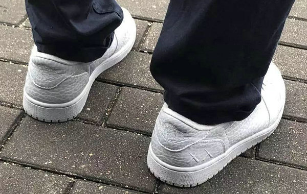 即將發(fā)售？KAWS 上腳 Air Jordan 1 Low PE 鞋款現(xiàn)身香港~