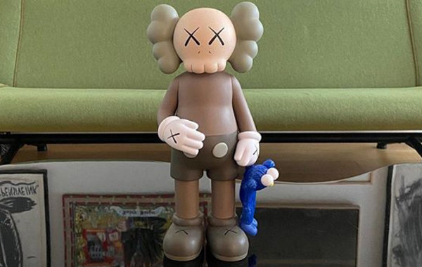 KAWS 全新伴侶玩偶提前釋出，再現(xiàn)經(jīng)典原色~