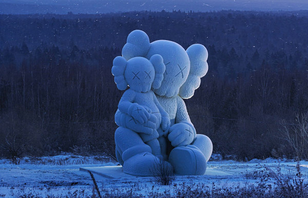 《KAWS:HOLIDAY》中國(guó)長(zhǎng)白山站啟動(dòng)，巨型雪雕登場(chǎng)