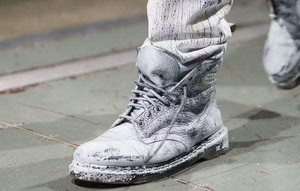 MM6 Maison Margiela x Dr. Martens 全新聯(lián)名鞋款.jpg